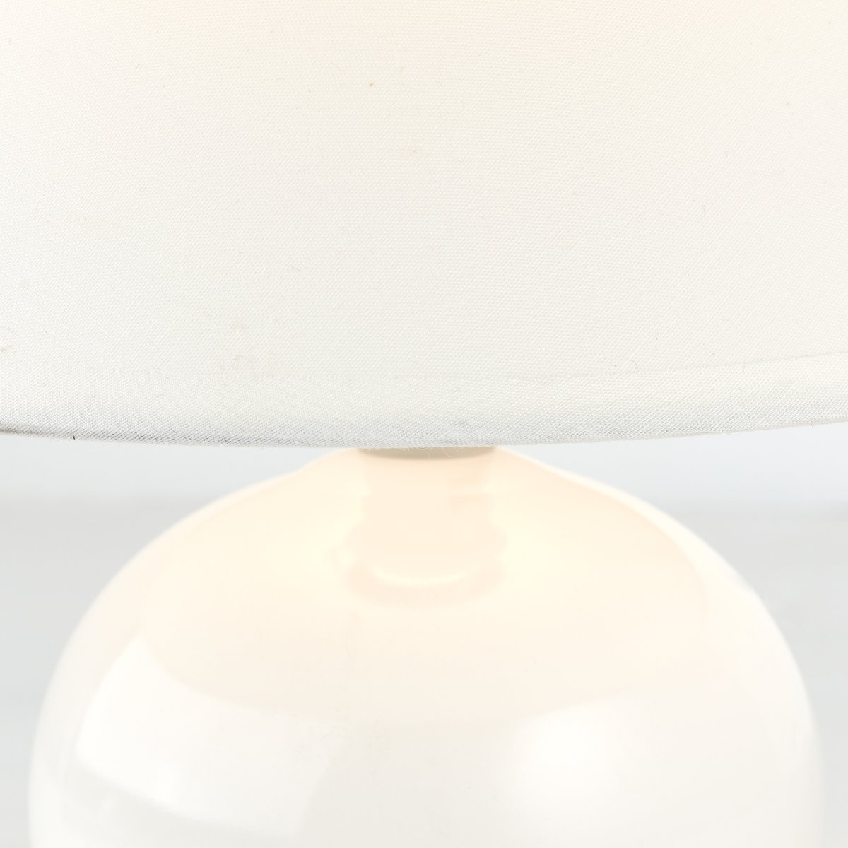 Primo 23cm Hvid bordlampe Fra Brilliant - Lampen har en praktisk afbryder p&aring; ledningen.