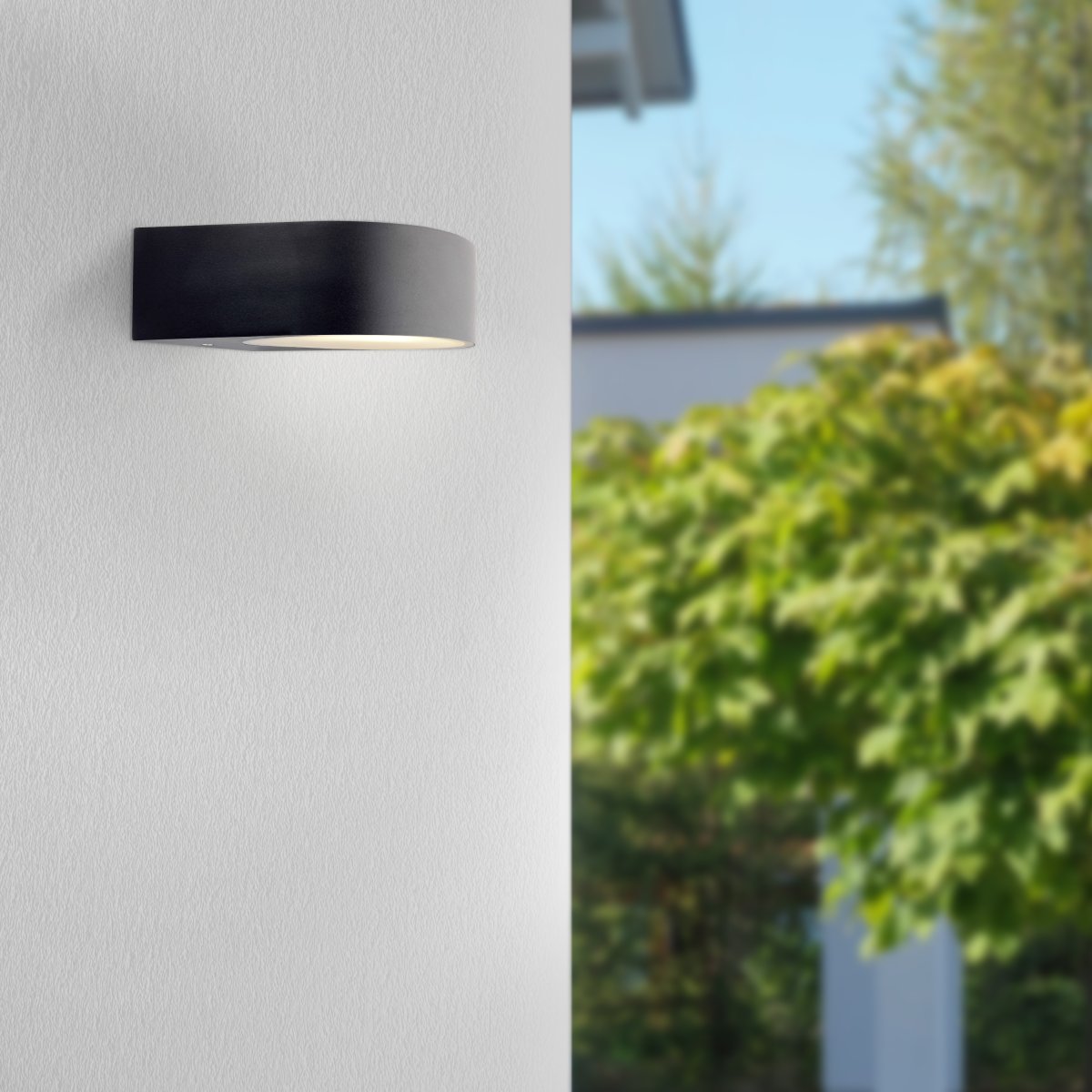 Tyler Sort udendørslampe Fra Brilliant - Tyler væglampen til udendørs brug er designet til at skabe dekorativ belysning og forvandle enhver husvæg til en elegant lysinstallation.