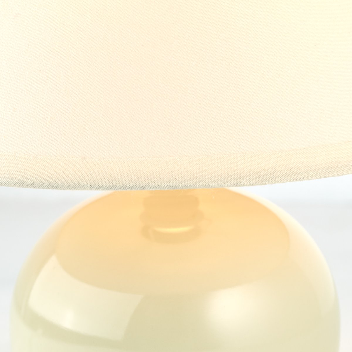 Primo 23cm Beige bordlampe Fra Brilliant - Lampen har en praktisk afbryder p&aring; ledningen.