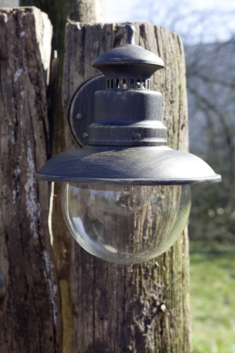 Artu Antik sort udendørslampe Fra Brilliant - Den udendørs væglampe Artu er et must ved enhver indgang.