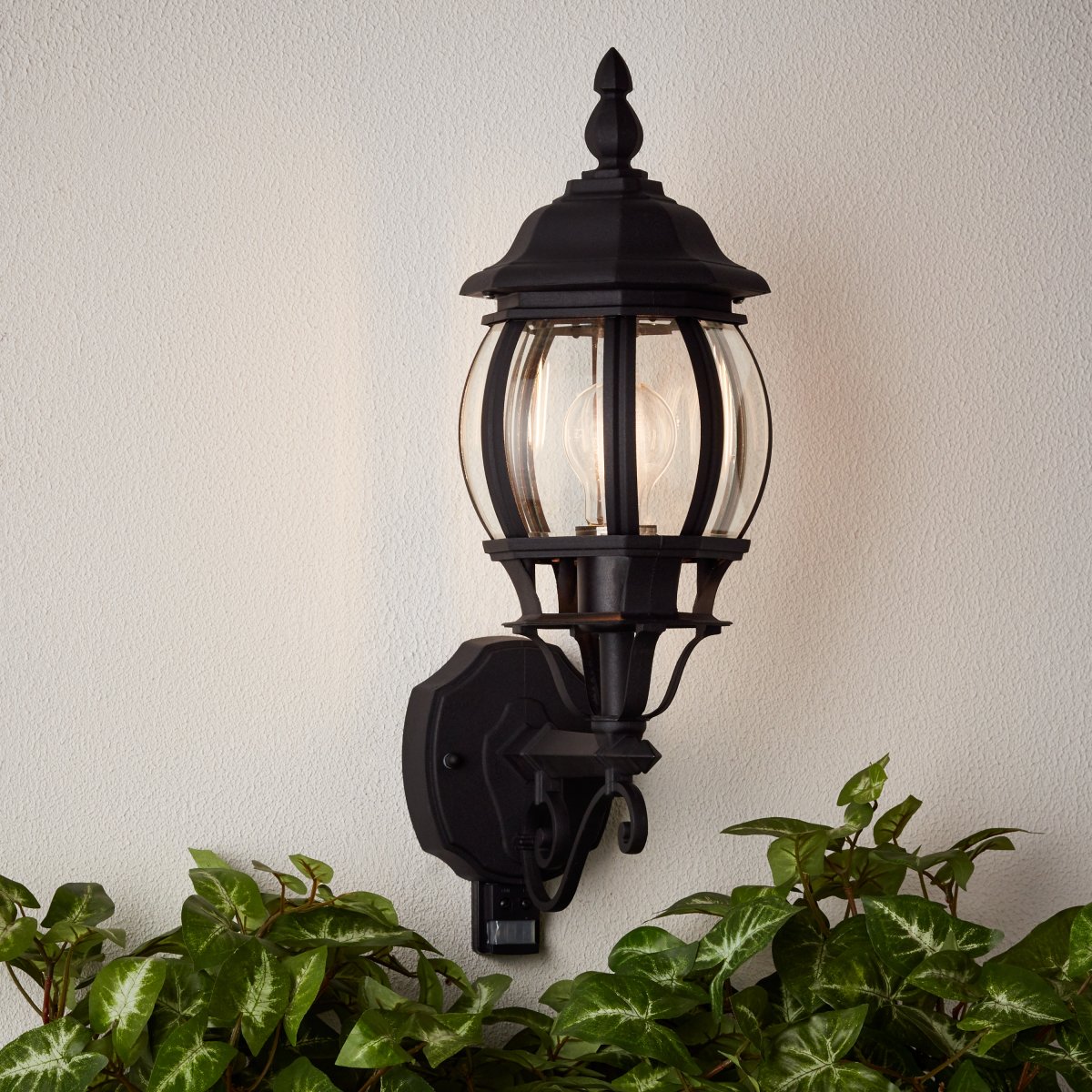 Istria Sort udendørslampe Fra Brilliant - Istria udend&oslash;rs v&aelig;glampe i klassisk design, lavet af aluminium og beskyttet mod rust og regn (IP23).