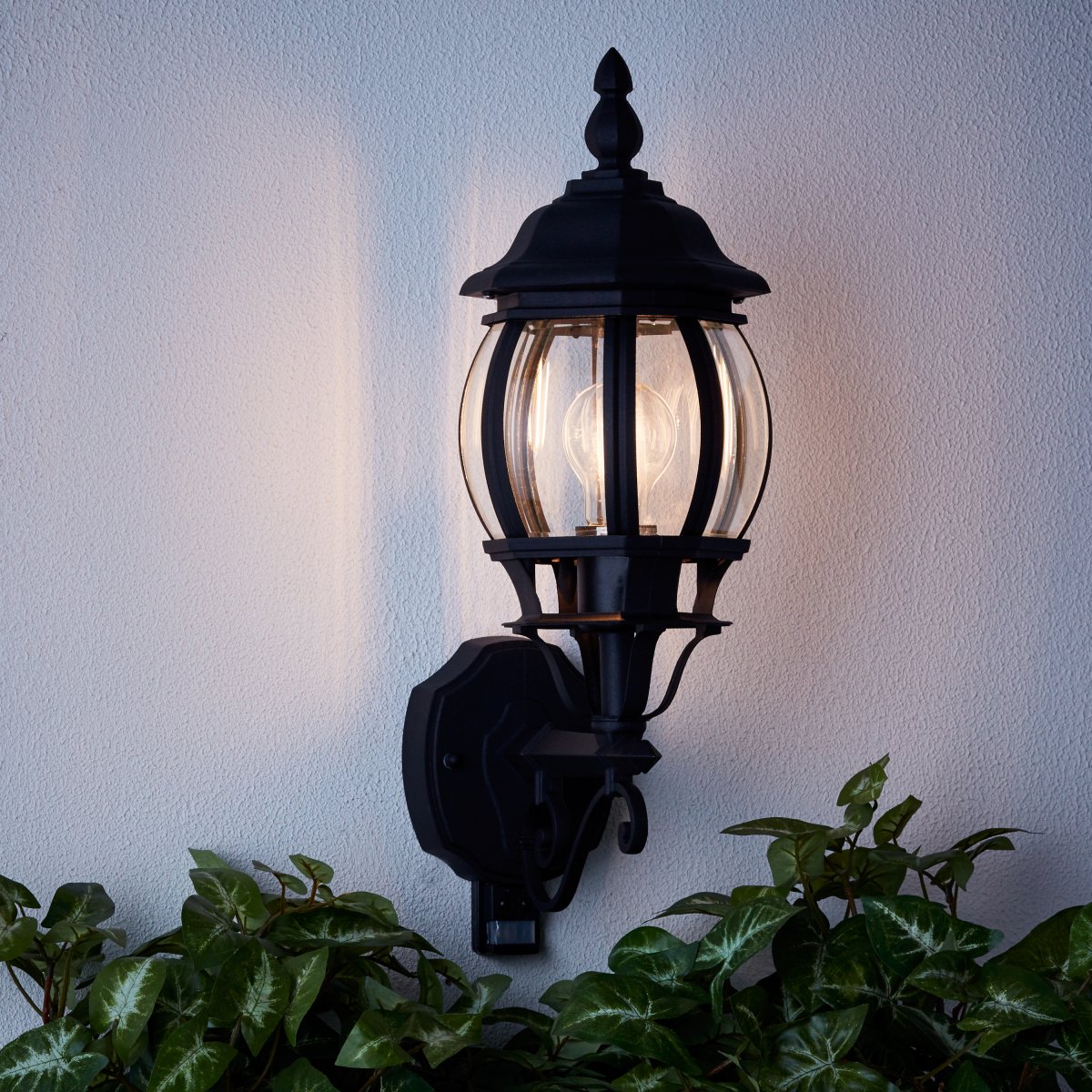 Istria Sort udendørslampe Fra Brilliant - Istria udend&oslash;rs v&aelig;glampe i klassisk design, lavet af aluminium og beskyttet mod rust og regn (IP23).