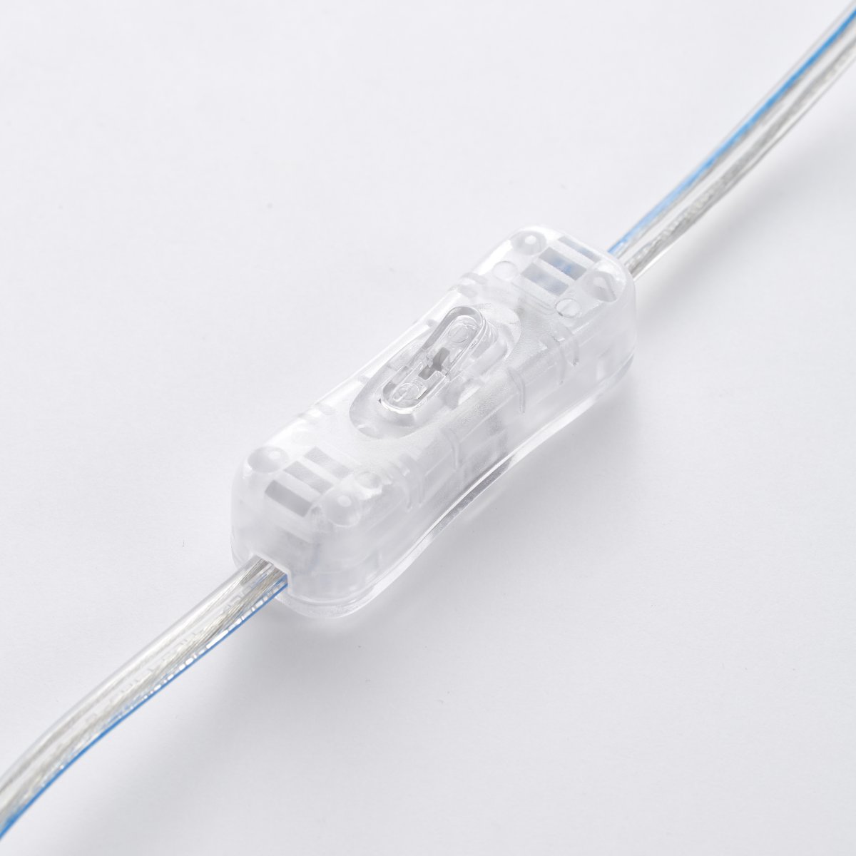 Clarie 25cm Chrom bordlampe Fra Brilliant - Lampen har en hvid tekstilskærm, der giver en blød og harmonisk lysfordeling.