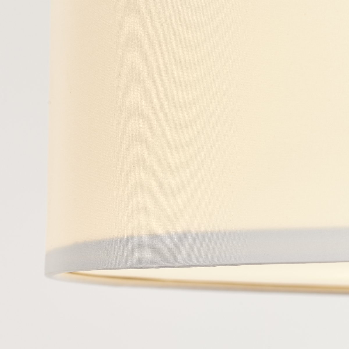 Andria Ø60 Hvid plafond Fra Brilliant - Med en diameter på 60 cm er lampen perfekt til at lyse større rum op.