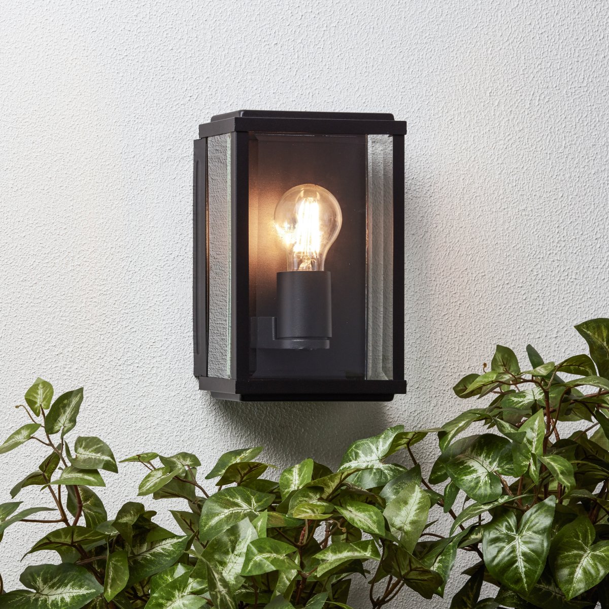 Gaia Sort udendørslampe Fra Brilliant - Gaia udendørs væglampe er ideel til at skabe funktionel og atmosfærisk belysning ved din hoveddør eller facade.