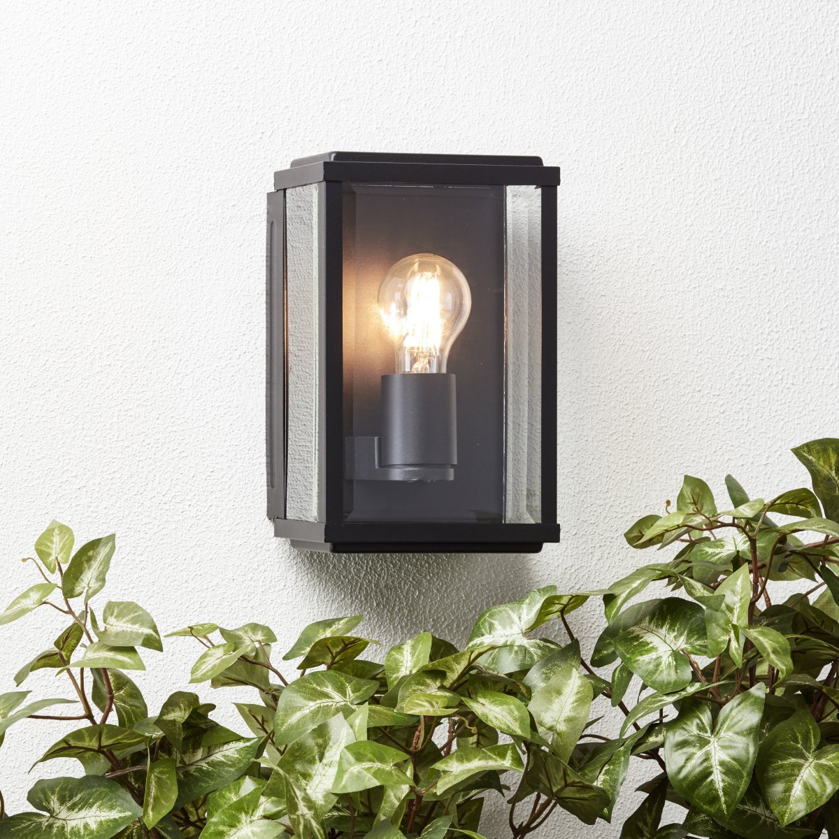 Gaia Sort udendørslampe Fra Brilliant - Gaia udendørs væglampe er ideel til at skabe funktionel og atmosfærisk belysning ved din hoveddør eller facade.