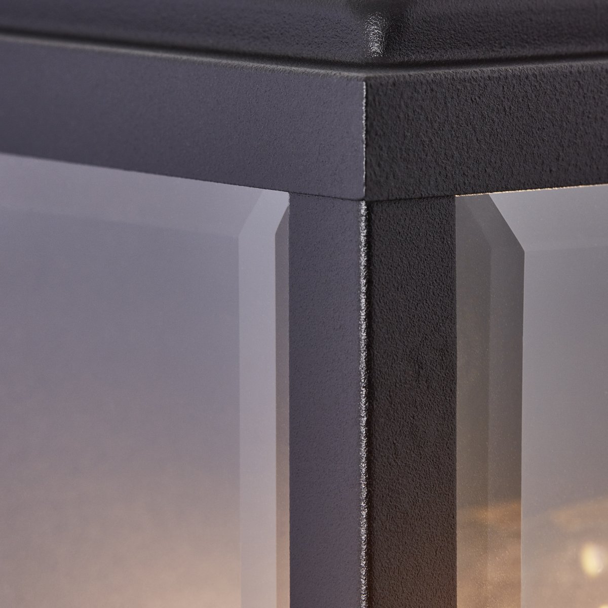 Gaia Sort udendørslampe Fra Brilliant - Gaia udendørs væglampe er ideel til at skabe funktionel og atmosfærisk belysning ved din hoveddør eller facade.