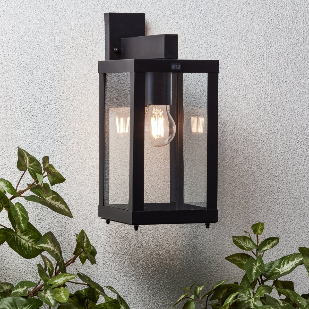Gaia Sort udendørslampe Fra Brilliant - Gaia udend&oslash;rs v&aelig;glampe er ideel til at skabe funktionel og atmosf&aelig;risk belysning ved din hovedd&oslash;r eller facade.