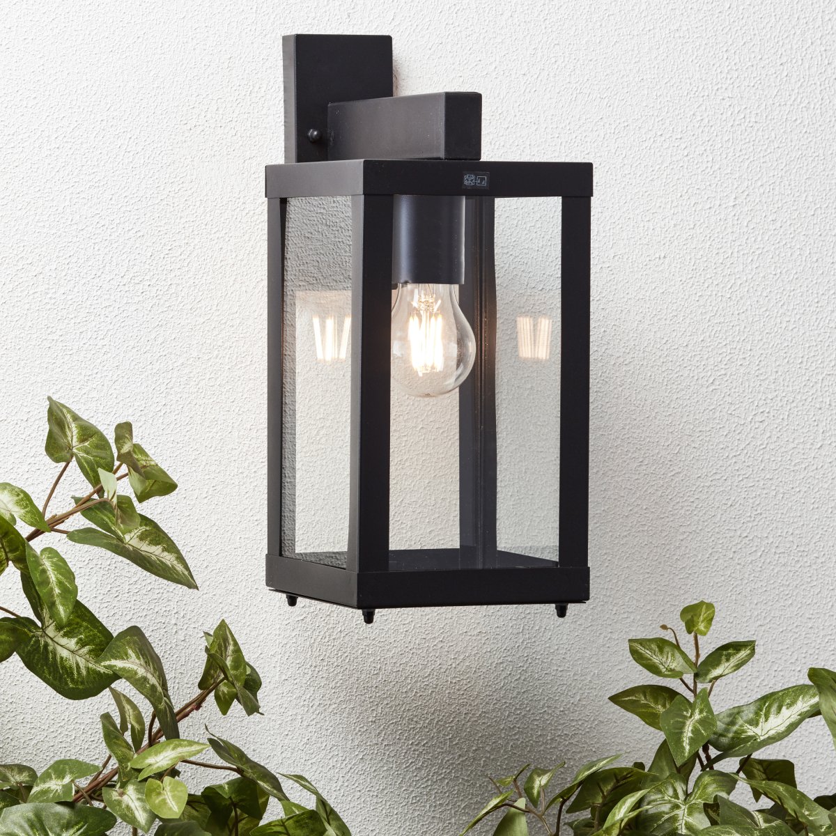Gaia Sort udendørslampe Fra Brilliant - Gaia udend&oslash;rs v&aelig;glampe er ideel til at skabe funktionel og atmosf&aelig;risk belysning ved din hovedd&oslash;r eller facade.