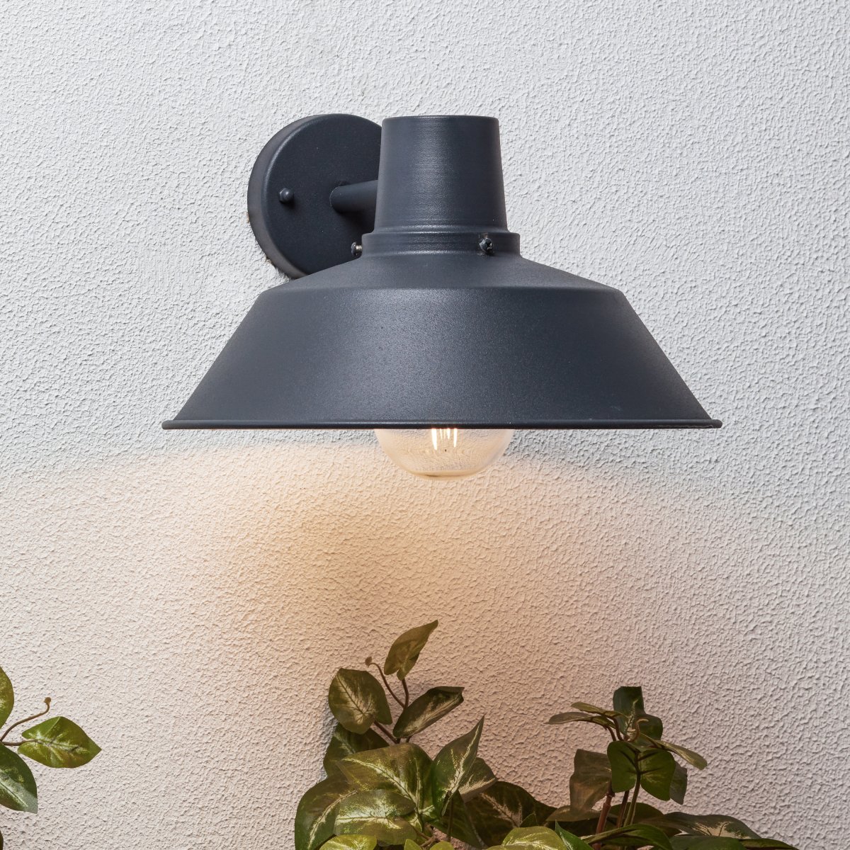 Humphrey antracit udendørslampe Fra Brilliant - Humphrey v&aelig;glampe er perfekt til at lyse op i din entr&eacute;.