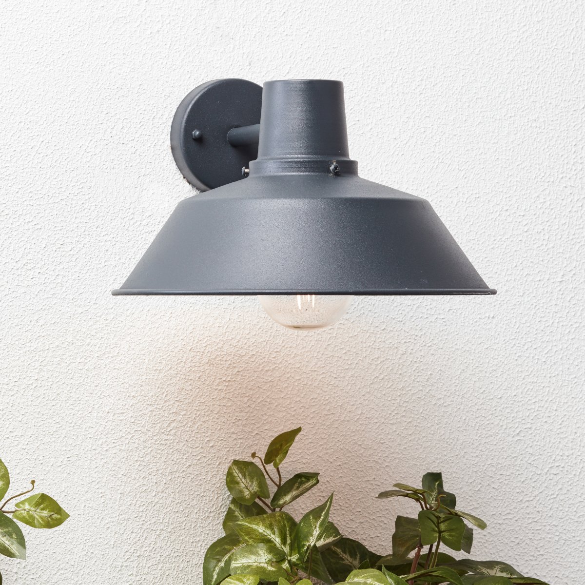 Humphrey antracit udendørslampe Fra Brilliant - Humphrey v&aelig;glampe er perfekt til at lyse op i din entr&eacute;.