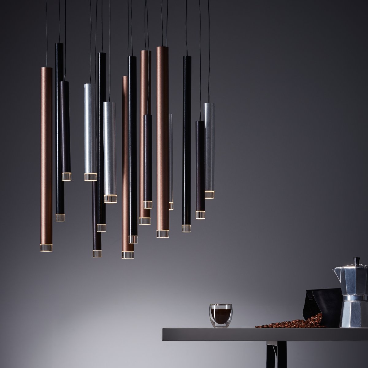 Cembalo Ø55 Aluminium loftslampe Fra Brilliant - Pendlen kan dæmpes i tre trin med en standard vægkontakt, og kablet kan justeres i længden, så det passer perfekt over spiseborde eller i passager.