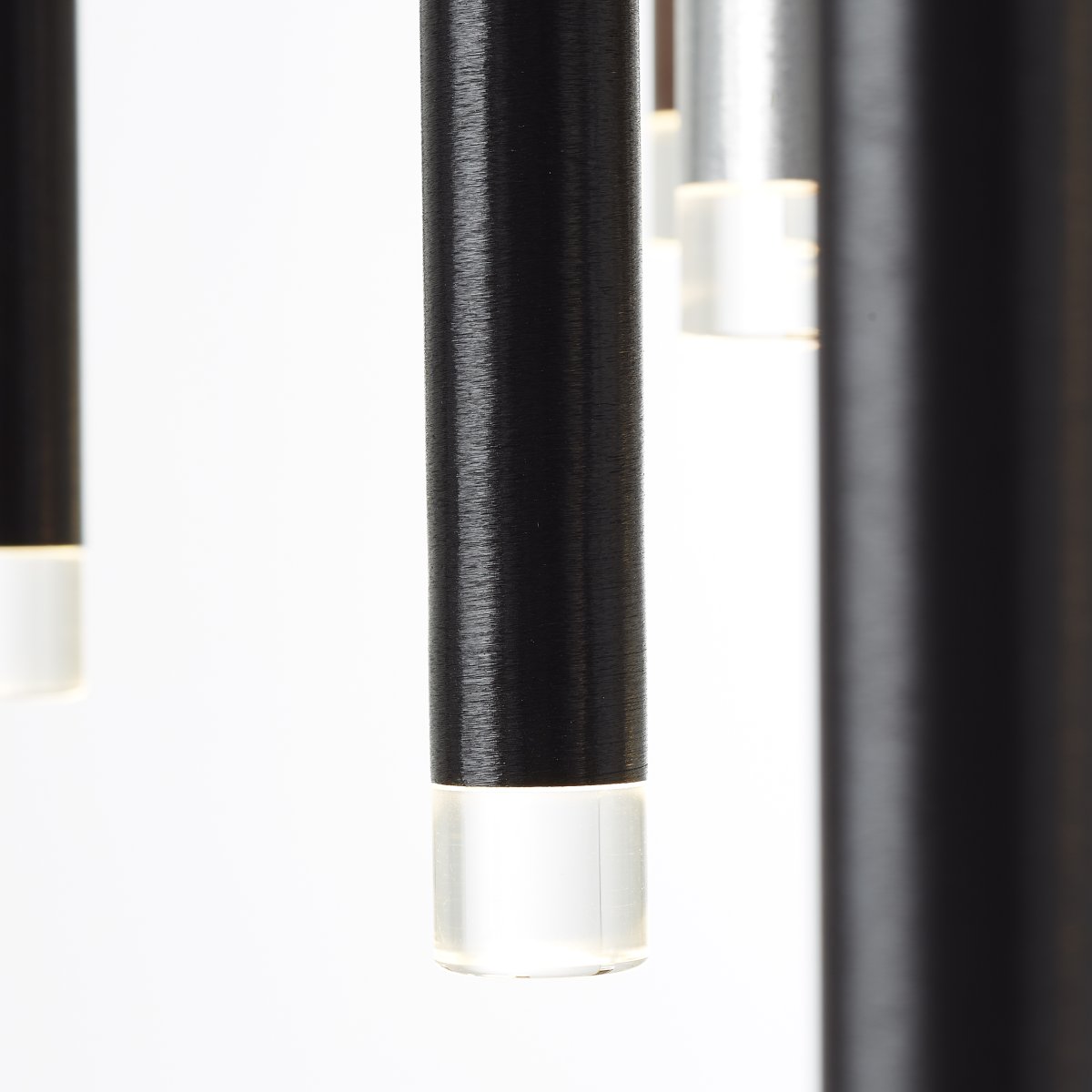 Cembalo Ø55 Aluminium loftslampe Fra Brilliant - Pendlen kan dæmpes i tre trin med en standard vægkontakt, og kablet kan justeres i længden, så det passer perfekt over spiseborde eller i passager.