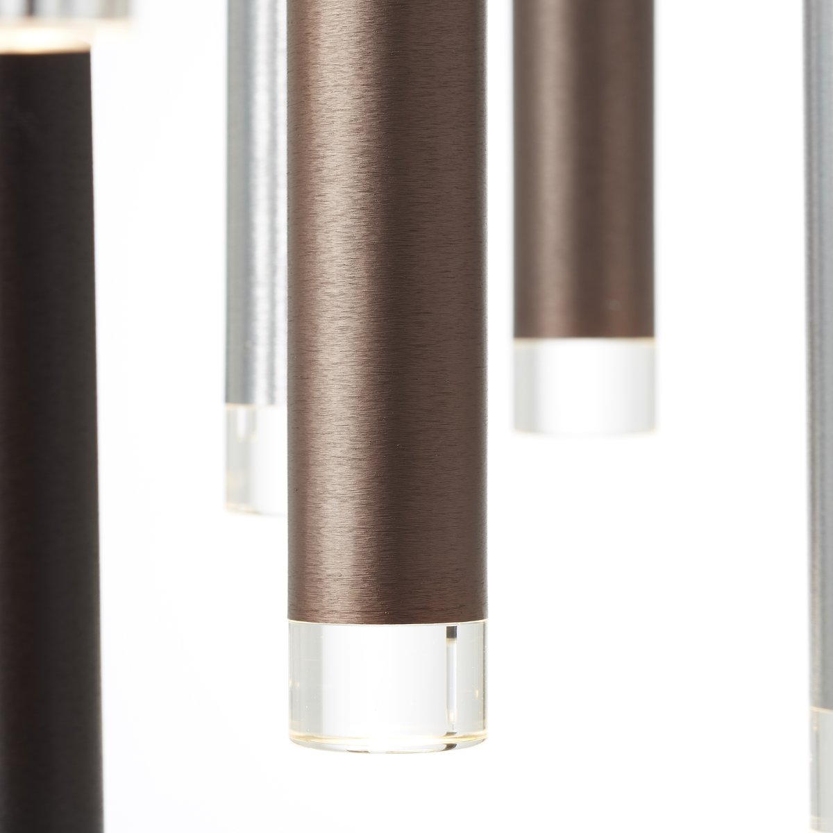 Cembalo Ø55 Aluminium loftslampe Fra Brilliant - Pendlen kan dæmpes i tre trin med en standard vægkontakt, og kablet kan justeres i længden, så det passer perfekt over spiseborde eller i passager.