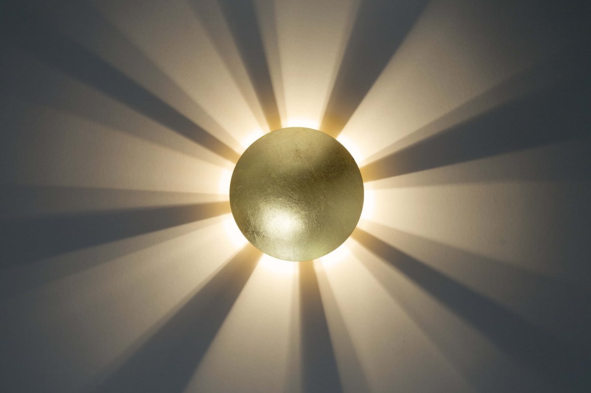 Sunset Ø16 Guld væglampe Fra Brilliant - Skab en luksuriøs atmosfære i dit hjem med Sunset-væglampen i guld.