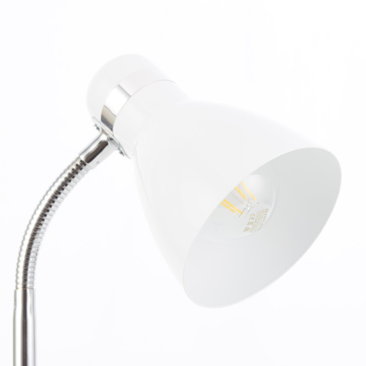 Allison 34cm Hvid skrivebordslampe Fra Brilliant - Allison bordlampe er en elegant og praktisk tilf&oslash;jelse til b&aring;de arbejds- og opholdsrum, perfekt til l&aelig;sning, skrivning eller dekorativ belysning.