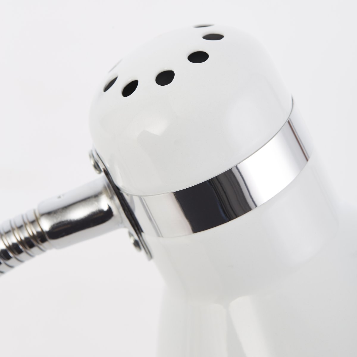 Allison 34cm Hvid skrivebordslampe Fra Brilliant - Allison bordlampe er en elegant og praktisk tilf&oslash;jelse til b&aring;de arbejds- og opholdsrum, perfekt til l&aelig;sning, skrivning eller dekorativ belysning.