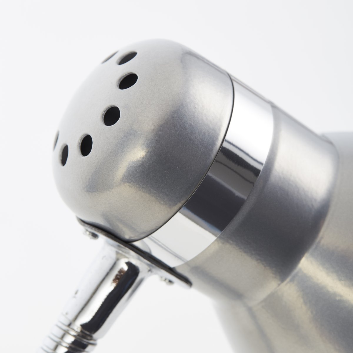 Allison 34cm Sølv skrivebordslampe Fra Brilliant - Allison bordlampe er en elegant og praktisk tilf&oslash;jelse til b&aring;de arbejds- og opholdsrum, perfekt til l&aelig;sning, skrivning eller dekorativ belysning.