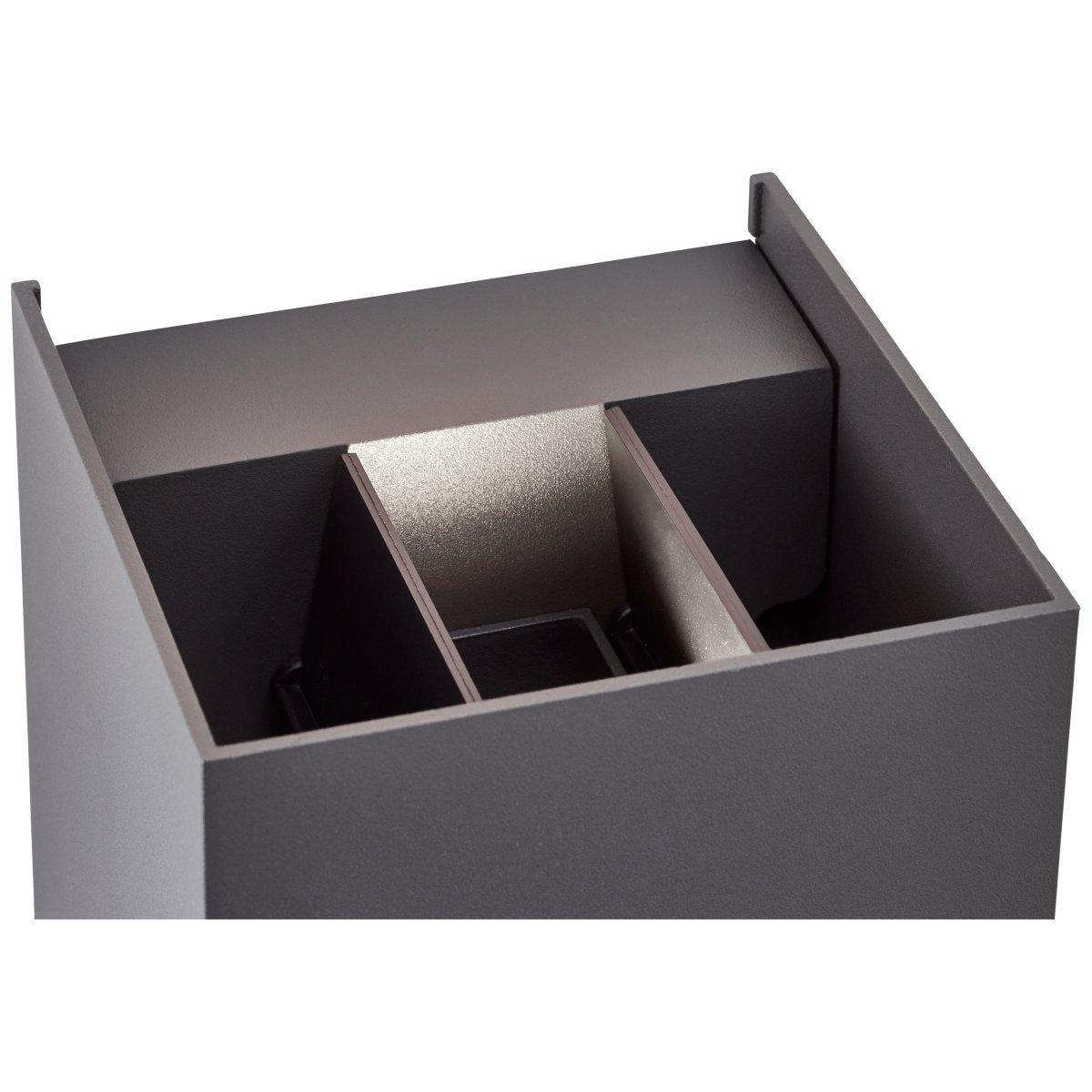 Hilly Mørkegrå udendørslampe Fra Brilliant - Kuperet væglampe til udendørs brug giver både sikkerhed og dekoration til husets facade eller gangbroer.