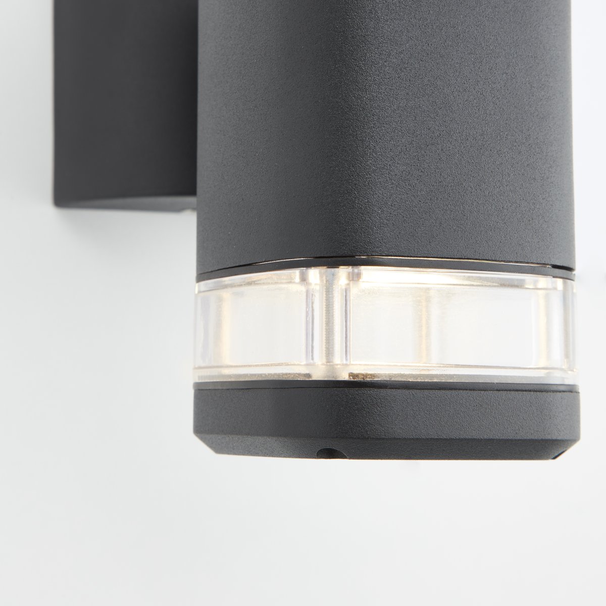 Jandy Sort udendørslampe Fra Brilliant - Jandy udendørs væglampe giver både praktisk og dekorativ belysning ved husets indgang.