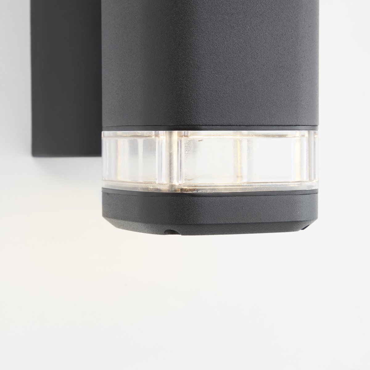 Jandy Sort udendørslampe Fra Brilliant - Jandy udendørs væglampe tilbyder både praktisk og dekorativ belysning til din facade.