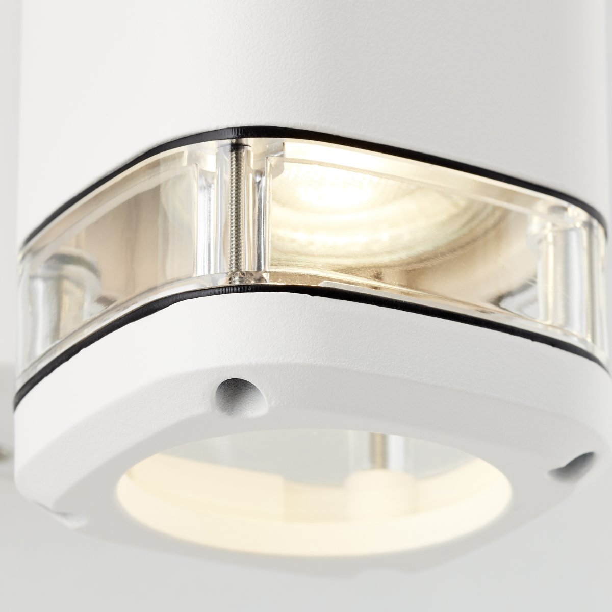 Jandy Hvid udendørslampe Fra Brilliant - Jandy udendørs væglampe tilbyder både praktisk og dekorativ belysning til din facade.