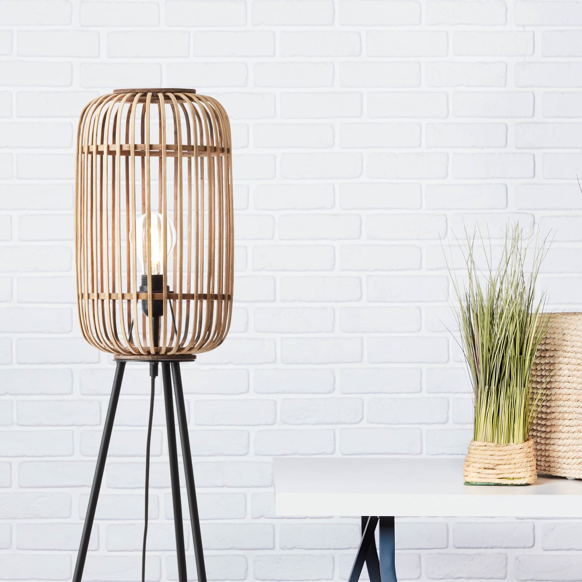Woodrow Natur gulvlampe Fra Brilliant - Materialet i metal og bambus bidrager til en naturlig følelse og skaber en hyggelig atmosfære i rummet.