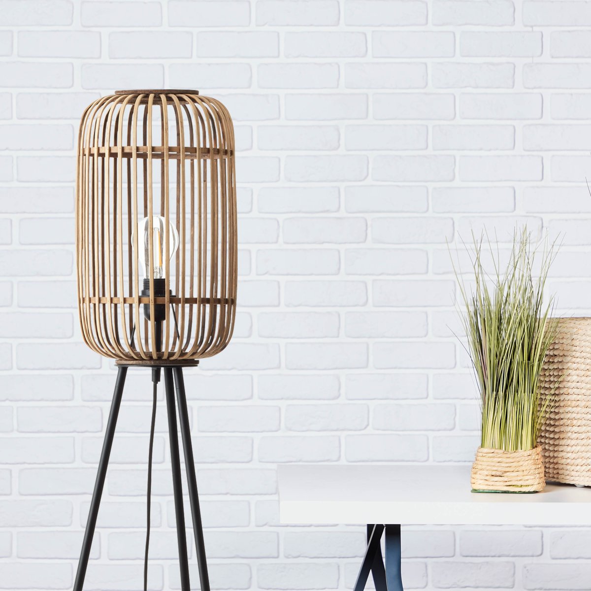 Woodrow Natur gulvlampe Fra Brilliant - Materialet i metal og bambus bidrager til en naturlig følelse og skaber en hyggelig atmosfære i rummet.