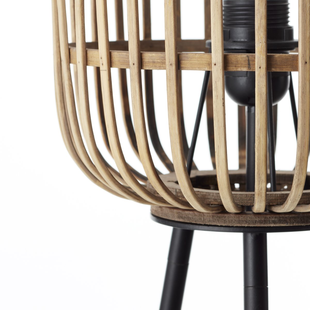 Woodrow Natur gulvlampe Fra Brilliant - Materialet i metal og bambus bidrager til en naturlig følelse og skaber en hyggelig atmosfære i rummet.