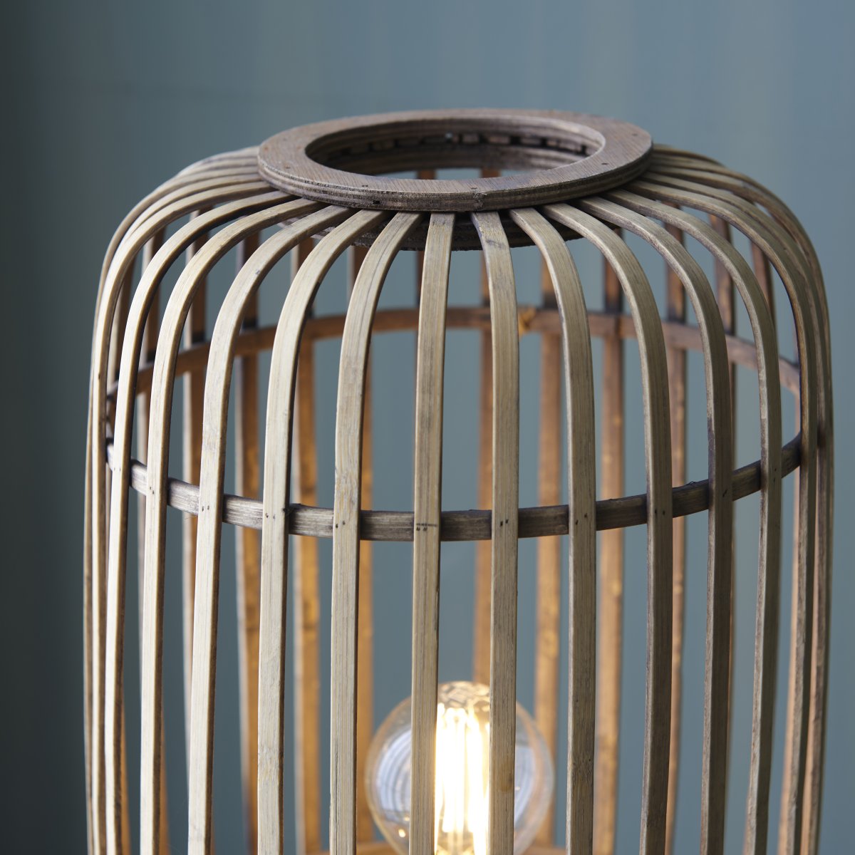 Woodrow Natur gulvlampe Fra Brilliant - Materialet i metal og bambus bidrager til en naturlig følelse og skaber en hyggelig atmosfære i rummet.