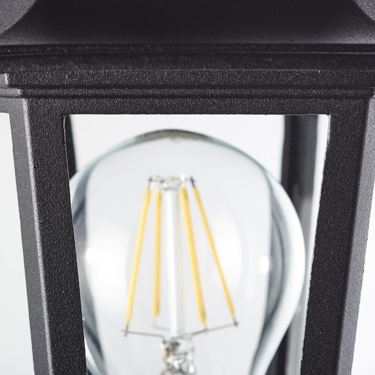 Carleen Sort udendørslampe Fra Brilliant - Carleen udend&oslash;rslampen er perfekt til at lyse op i din entr&eacute;.