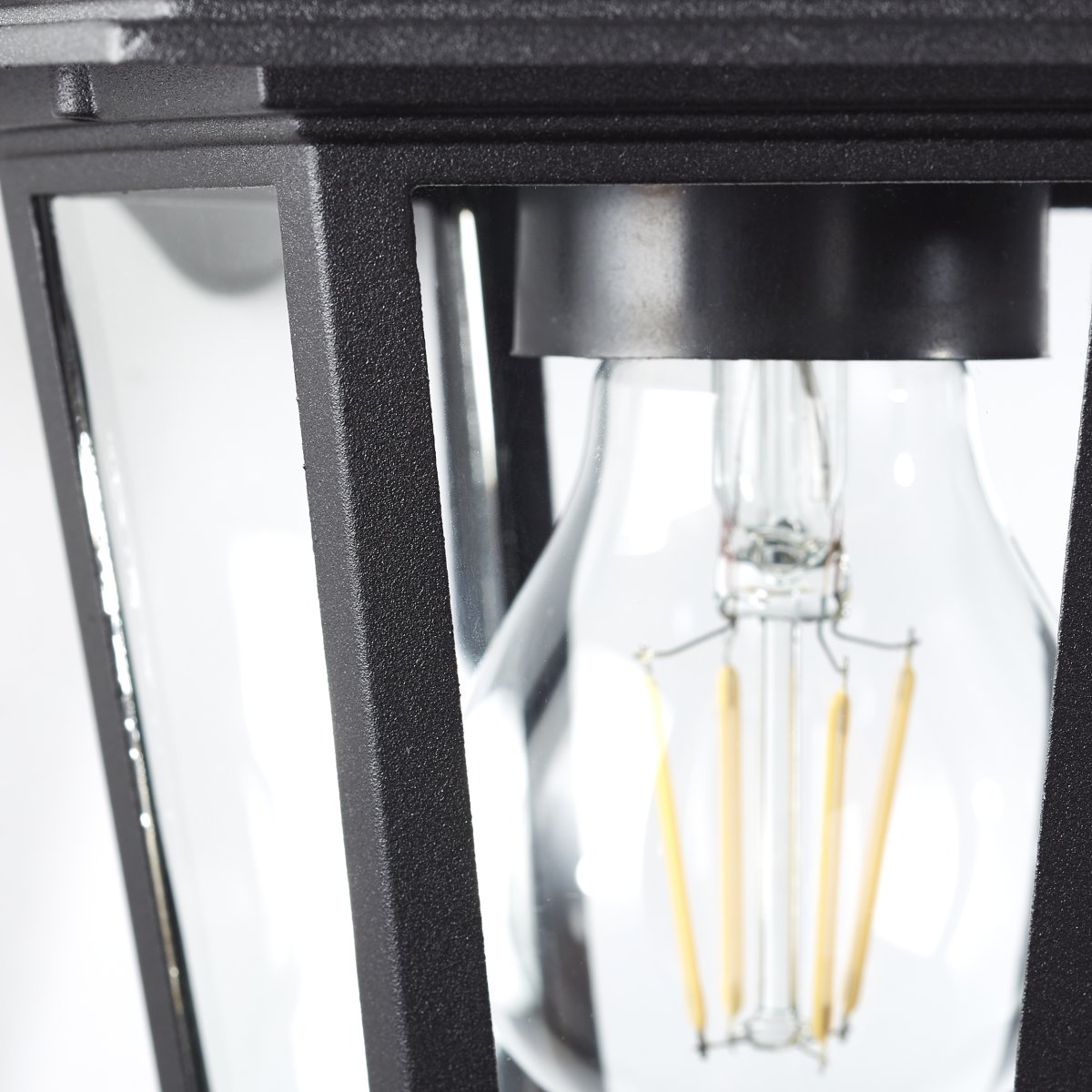 Carleen Sort udendørslampe Fra Brilliant - Carleen udend&oslash;rslampen er perfekt til at lyse op i din entr&eacute;.