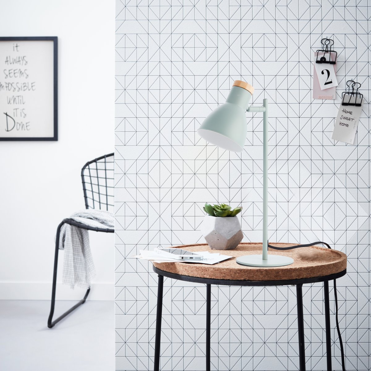 Venea 44cm Mat grøn skrivebordslampe Fra Brilliant - Lampens matgrønne farve og elementer af træ; giver en naturlig og let følelse.