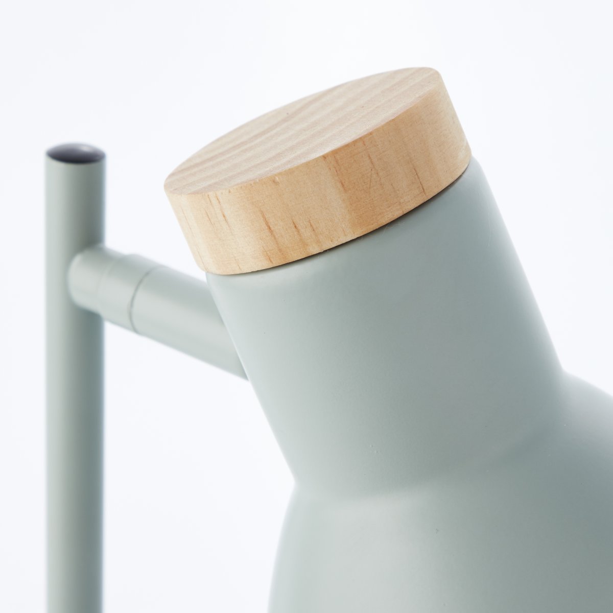 Venea 44cm Mat grøn skrivebordslampe Fra Brilliant - Lampens matgrønne farve og elementer af træ; giver en naturlig og let følelse.