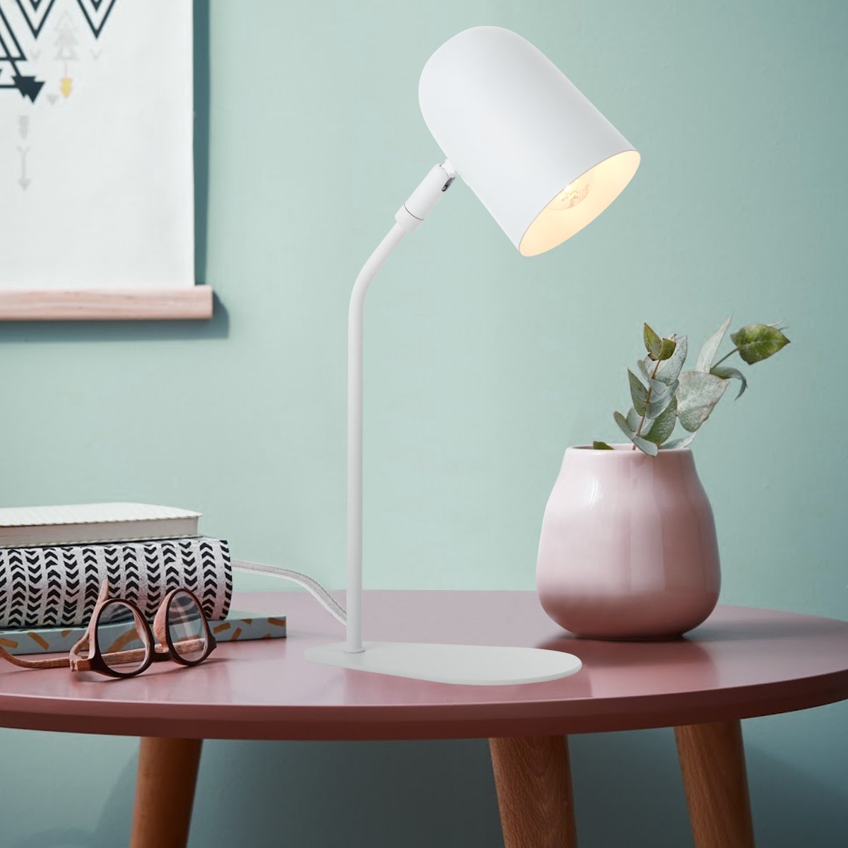Tong 38cm Mat hvid skrivebordslampe Fra Brilliant - Tong bordlampe giver et behageligt lys til arbejde, l&aelig;sning eller som dekorativ belysning i ethvert rum.