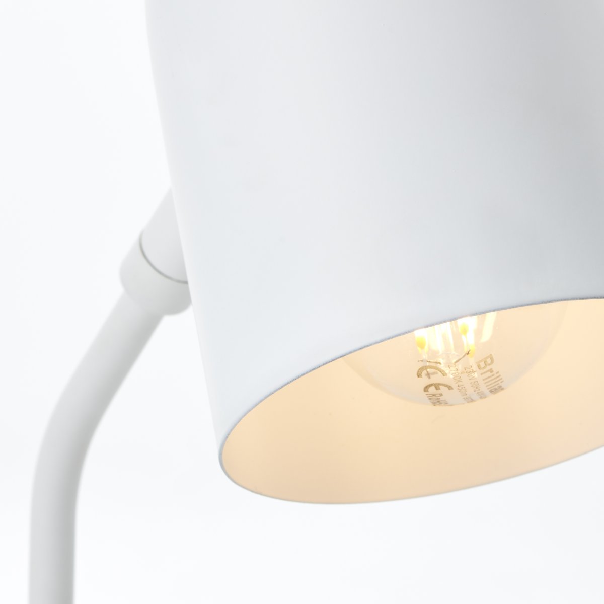 Tong 38cm Mat hvid skrivebordslampe Fra Brilliant - Tong bordlampe giver et behageligt lys til arbejde, l&aelig;sning eller som dekorativ belysning i ethvert rum.
