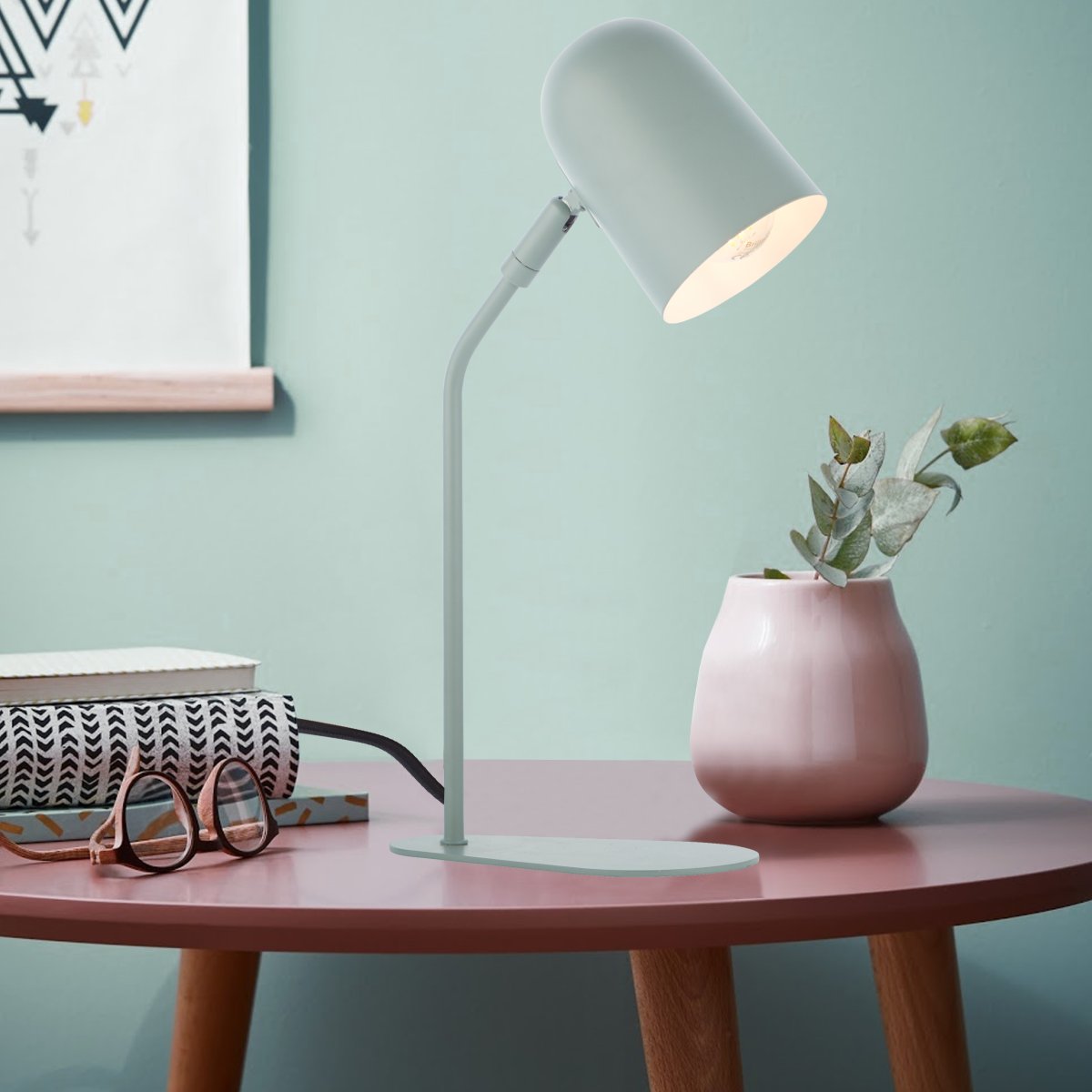 Tong 38cm Mat grøn skrivebordslampe Fra Brilliant - Tong bordlampe giver et behageligt lys til arbejde, l&aelig;sning eller som dekorativ belysning i ethvert rum.