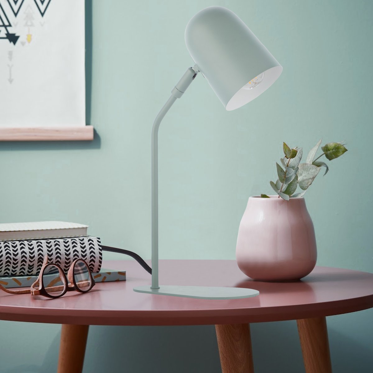 Tong 38cm Mat grøn skrivebordslampe Fra Brilliant - Tong bordlampe giver et behageligt lys til arbejde, l&aelig;sning eller som dekorativ belysning i ethvert rum.