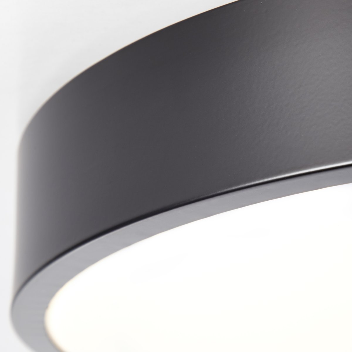 Slimline Ø33 Sort plafond Fra Brilliant - Loftlampen er normalt den centrale lyskilde i alle rum, og Slimline loftslampen er et glimrende valg.