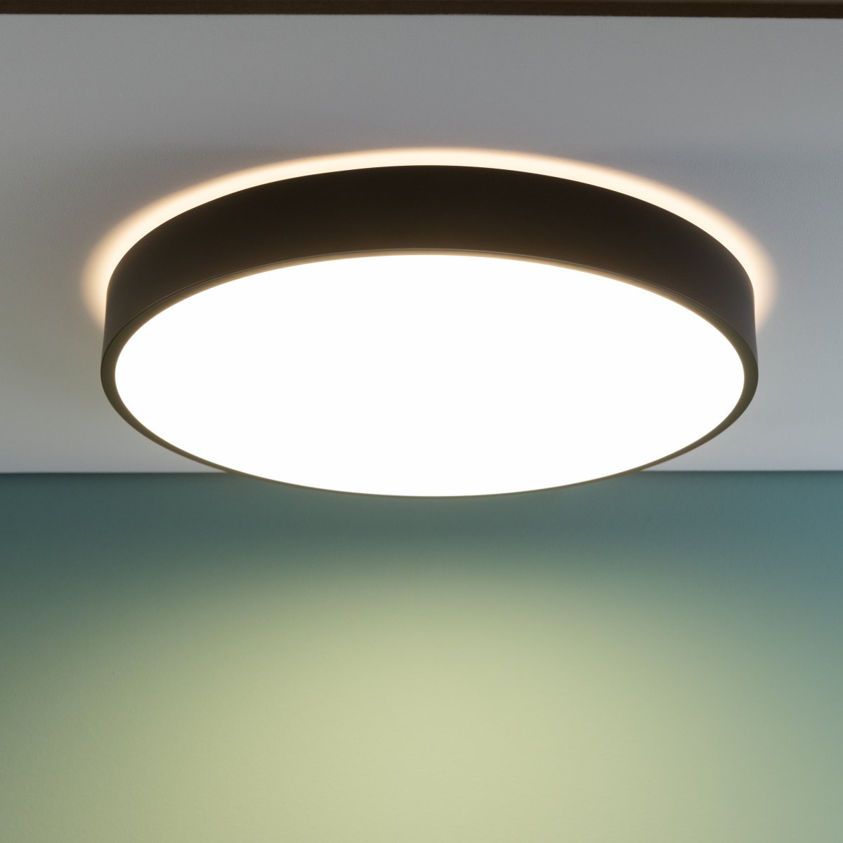 Slimline Ø50 Sort plafond Fra Brilliant - Lampen har desuden natlysfunktion og timer, som g&oslash;r den praktisk i rum, hvor der er behov for orienteringslys om natten.