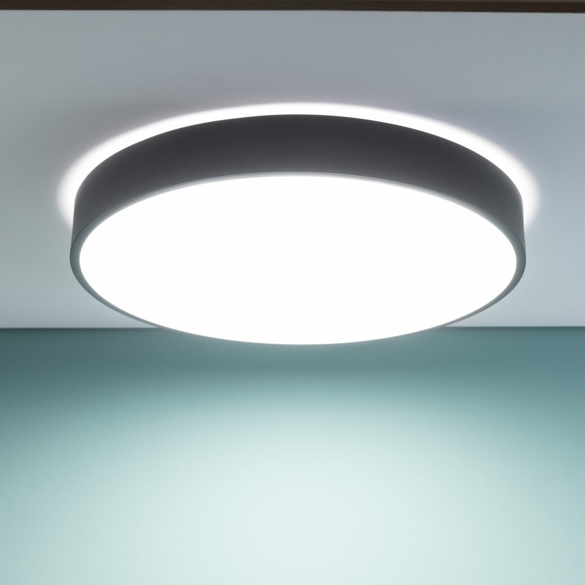 Slimline Ø50 Sort plafond Fra Brilliant - Lampen har desuden natlysfunktion og timer, som g&oslash;r den praktisk i rum, hvor der er behov for orienteringslys om natten.
