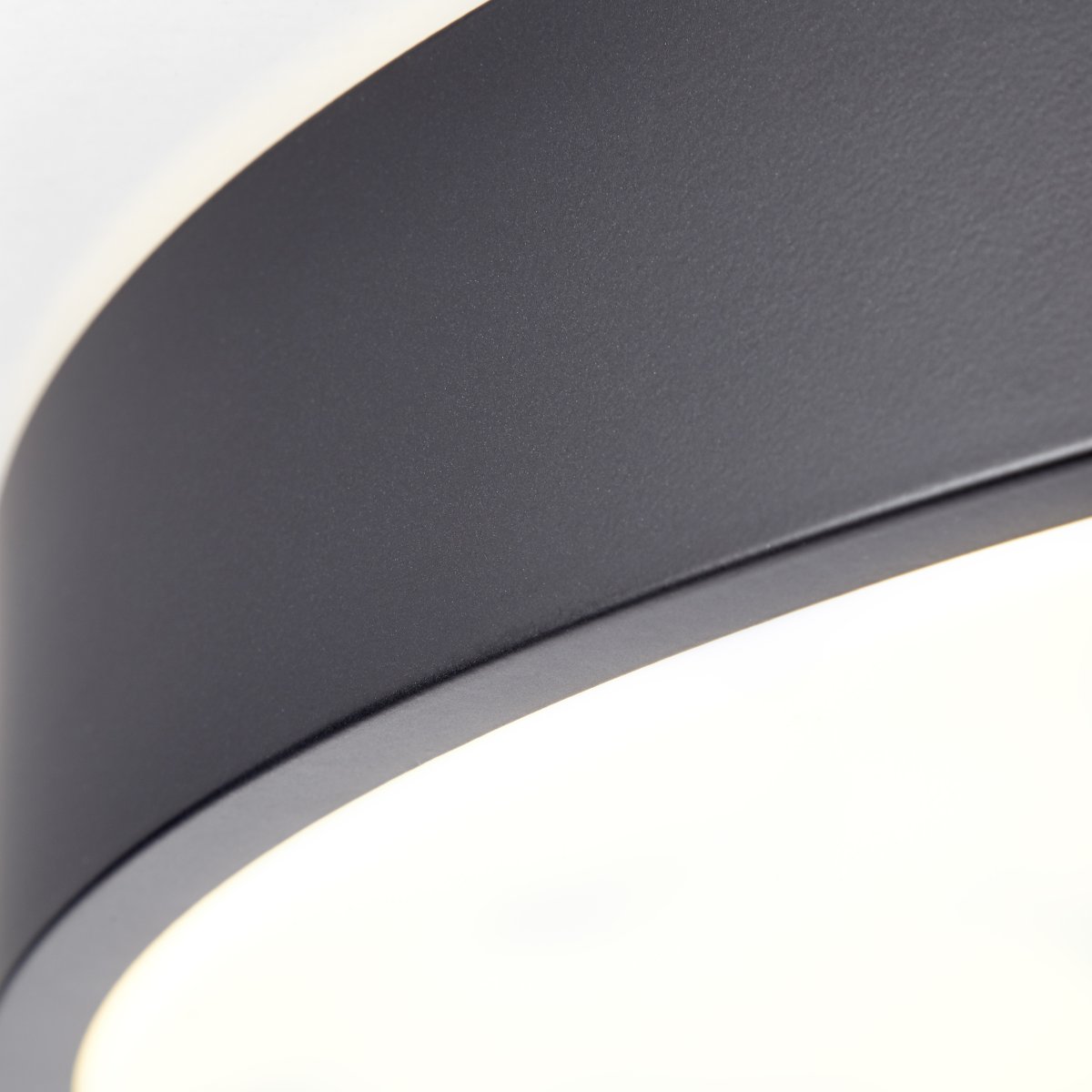 Slimline Ø50 Sort plafond Fra Brilliant - Lampen har desuden natlysfunktion og timer, som g&oslash;r den praktisk i rum, hvor der er behov for orienteringslys om natten.