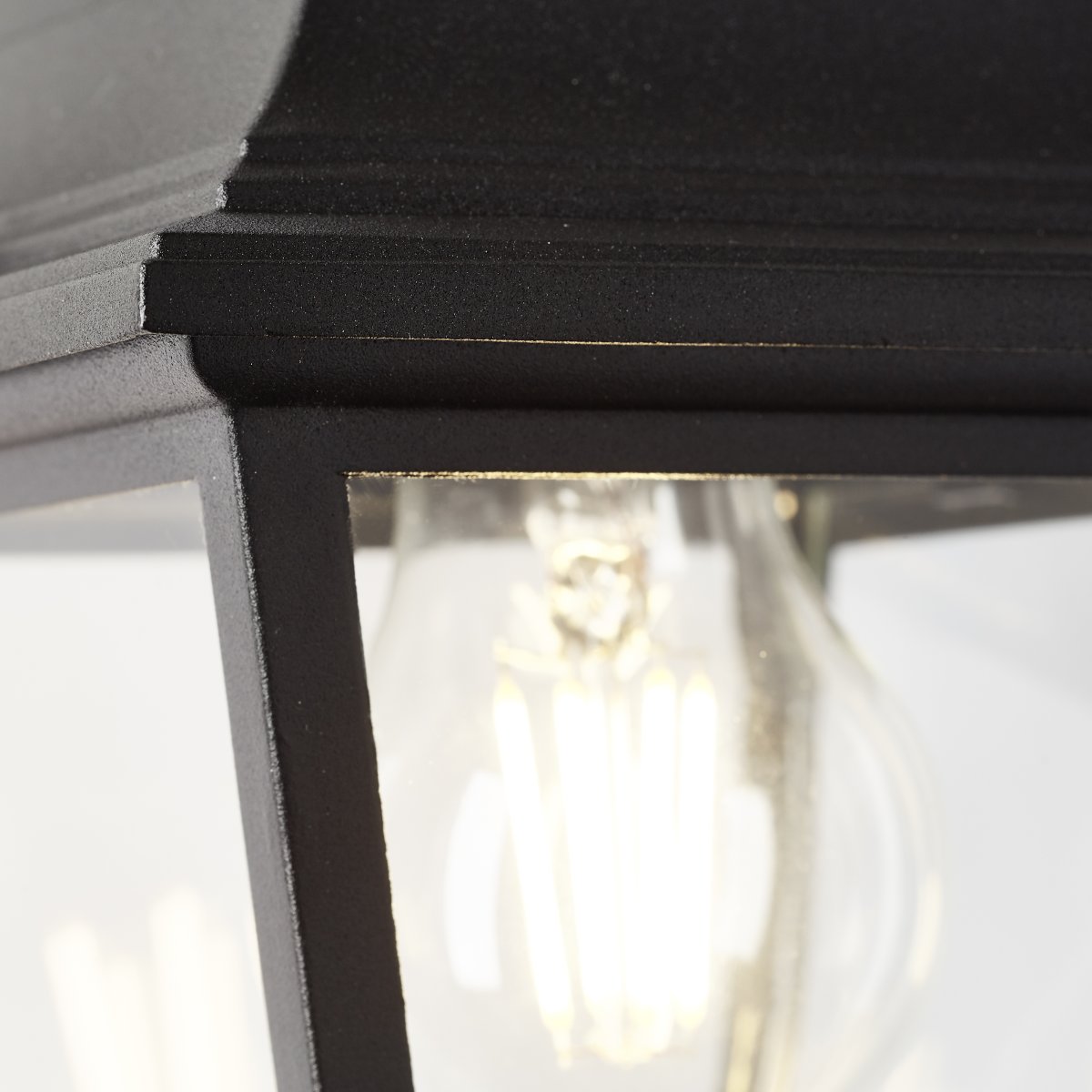 Nissie Sort udendørslampe Fra Brilliant - Denne elegante udendørs væglampe giver praktisk belysning og fungerer som en dekorativ detalje ved din hoveddør.
