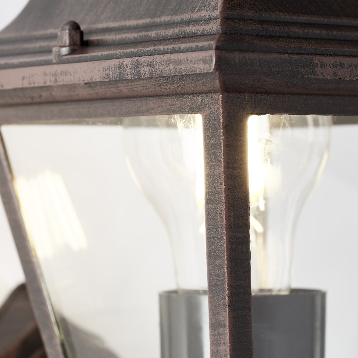 Nissie Rust udendørslampe Fra Brilliant - Den har et rustfarvet design og er perfekt til at belyse indgange og vægge.