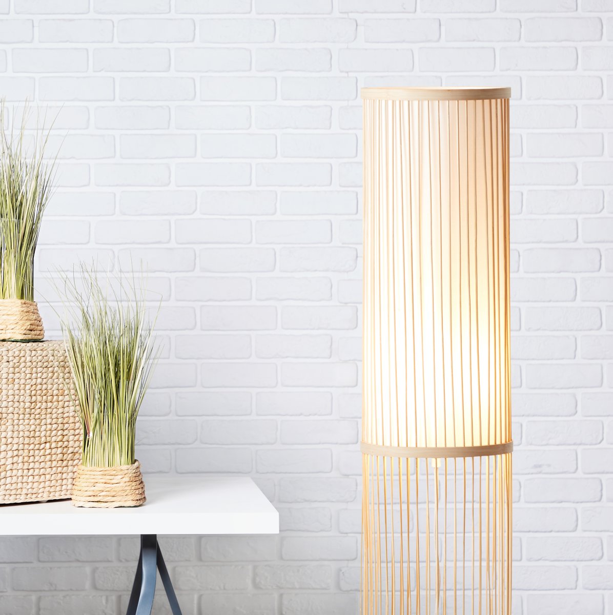 Nori Natur gulvlampe Fra Brilliant - Fremstillet af miljøvenlig bambus og elegant tekstil, skaber det en indbydende og harmonisk atmosfære.