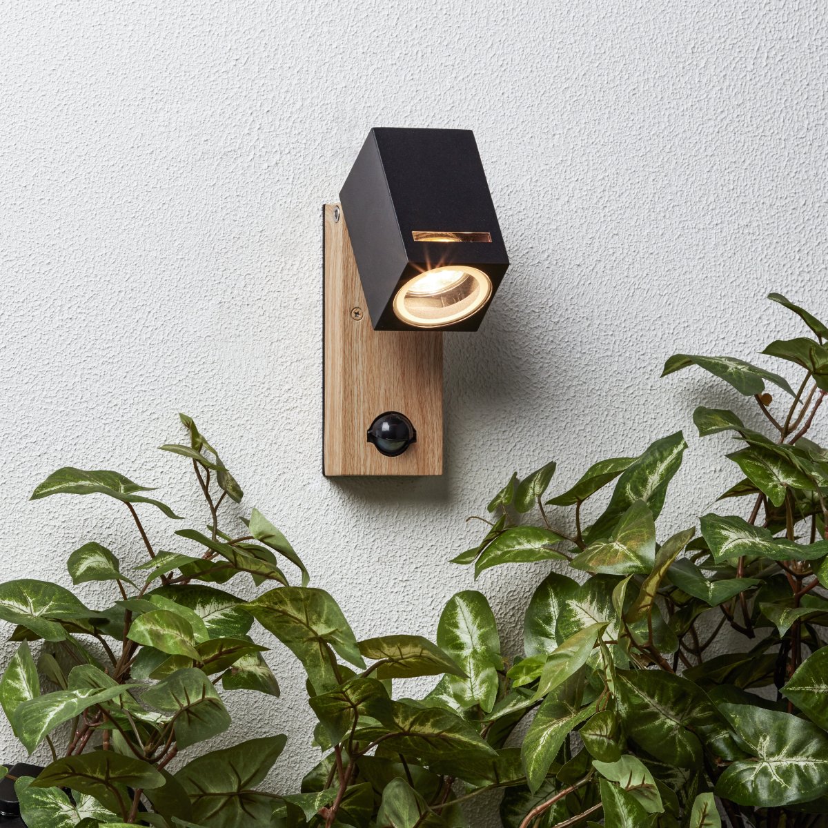 Galeni Natur udendørslampe Fra Brilliant - Den har en justerbar spotlight og en indbygget bevægelsessensor, der kan justeres i følsomhed, lys og tid, hvilket gør den både funktionel og praktisk.