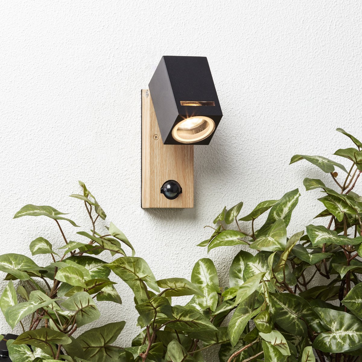 Galeni Natur udendørslampe Fra Brilliant - Den har en justerbar spotlight og en indbygget bevægelsessensor, der kan justeres i følsomhed, lys og tid, hvilket gør den både funktionel og praktisk.