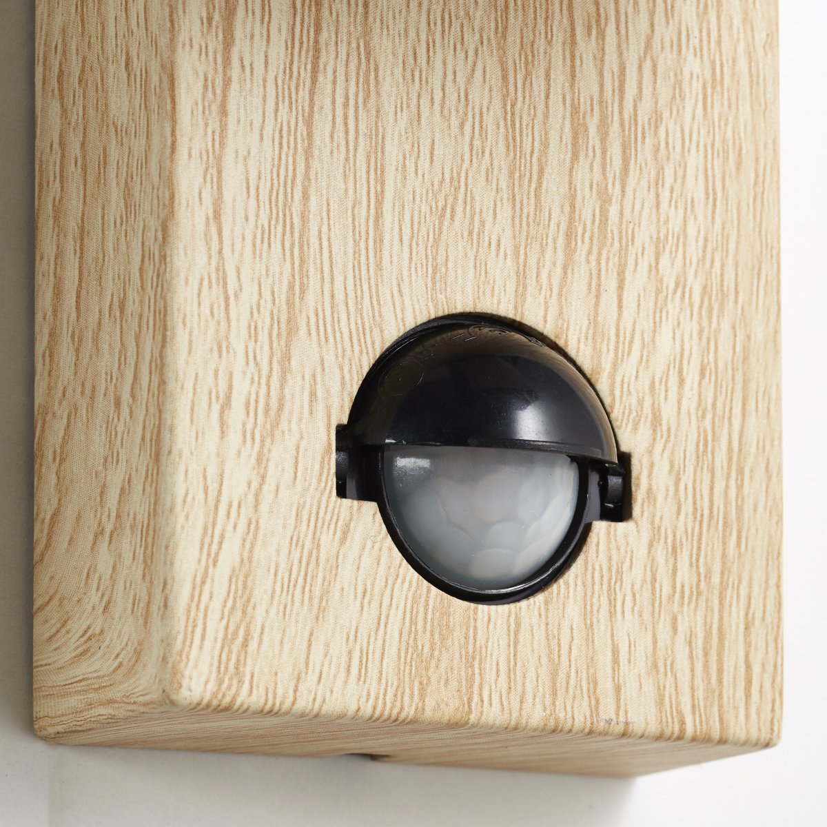 Galeni Natur udendørslampe Fra Brilliant - Den har en justerbar spotlight og en indbygget bevægelsessensor, der kan justeres i følsomhed, lys og tid, hvilket gør den både funktionel og praktisk.