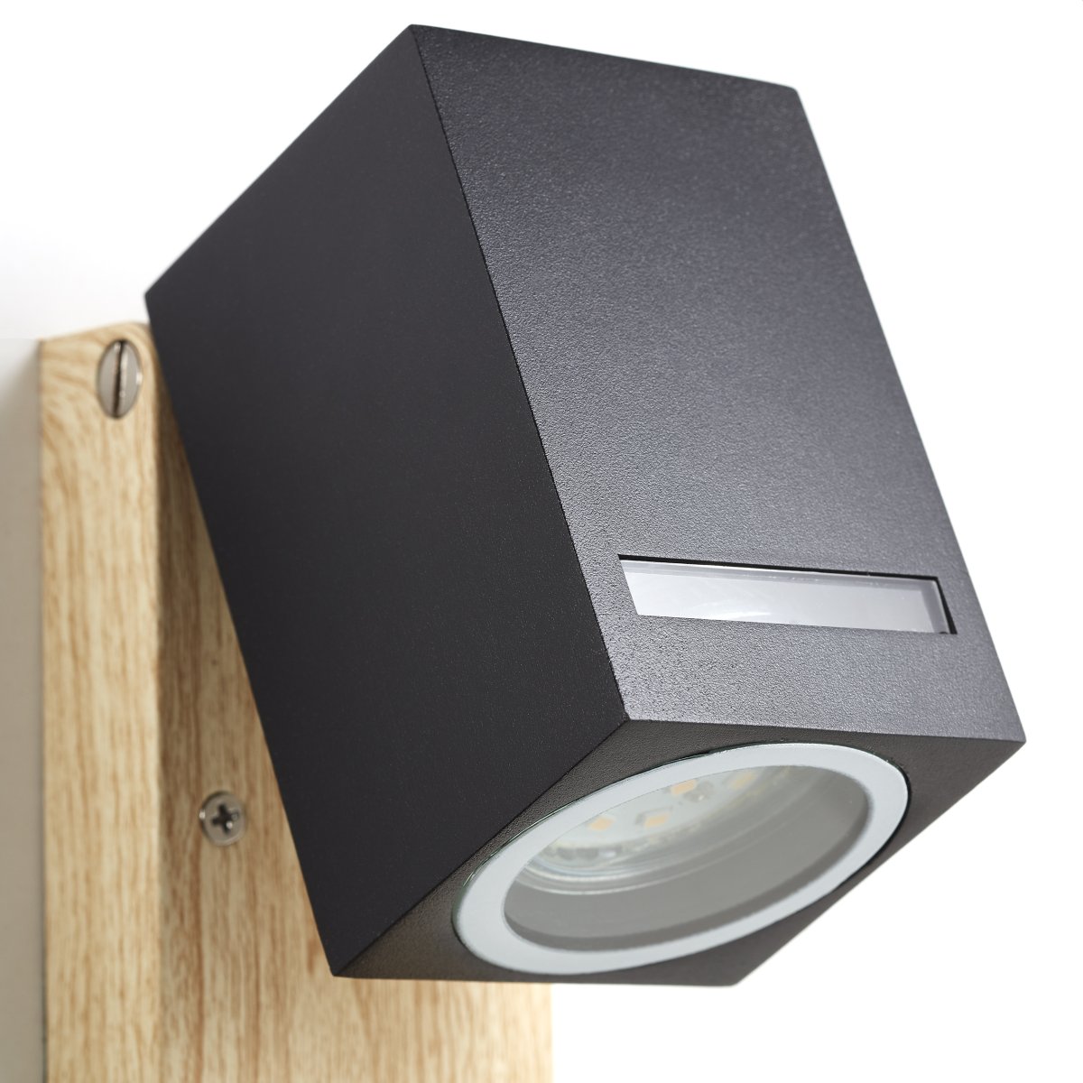 Galeni Natur udendørslampe Fra Brilliant - Den har en justerbar spotlight og en indbygget bevægelsessensor, der kan justeres i følsomhed, lys og tid, hvilket gør den både funktionel og praktisk.