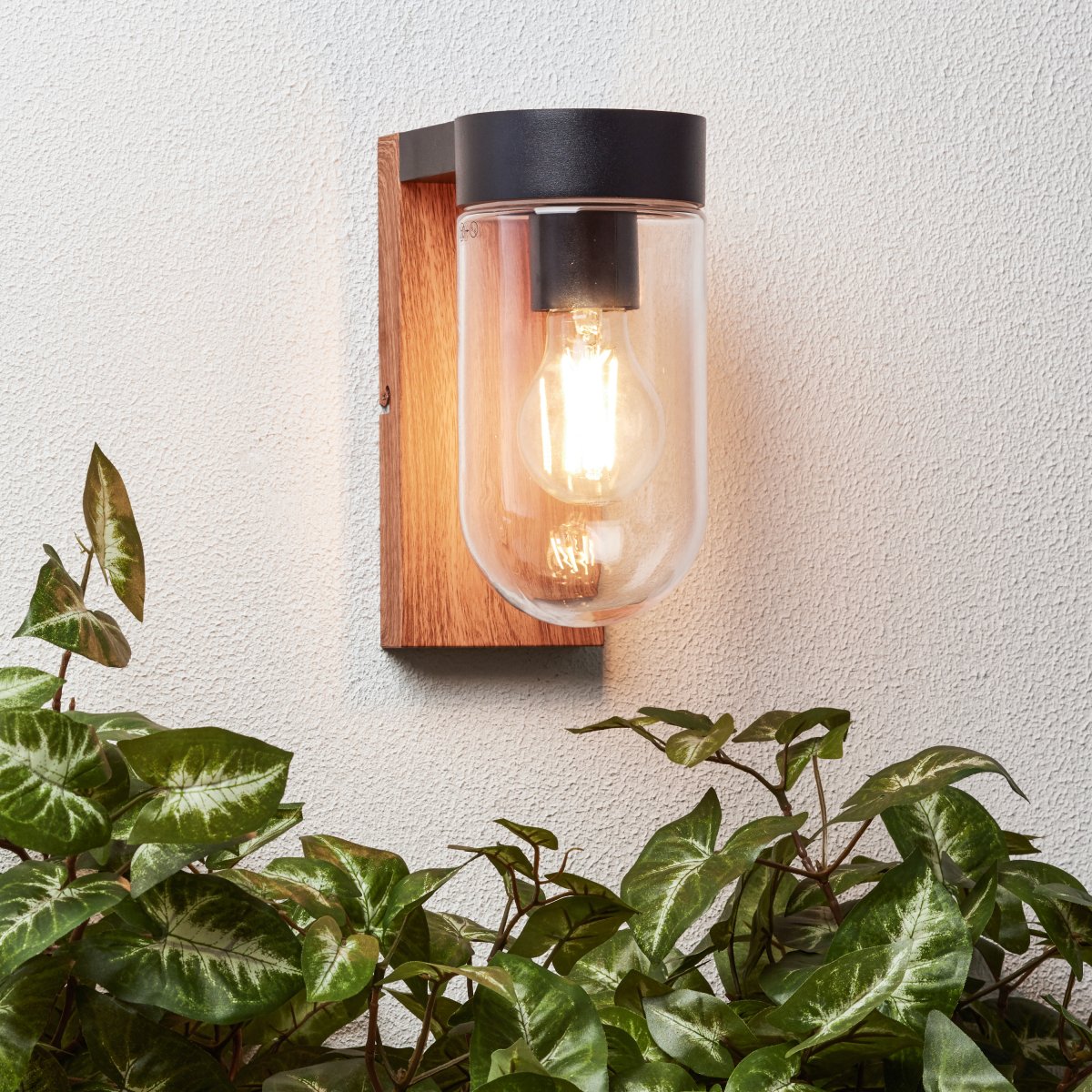 Cabar Mørkt træ udendørslampe Fra Brilliant - Cabar er en udendørs væglampe, der giver perfekt belysning ved indgangs- eller terrassedøren, hvilket øger sikkerheden i mørke.